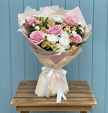 Букет цветов из:  Гвоздики, Орхидеи и Розы в Норильске