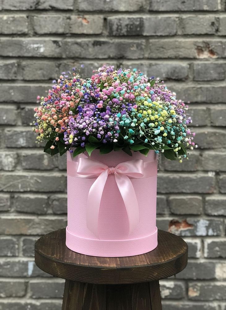 Цветочная композиция из Гипсофила и Розы в шляпной коробке в Норильске