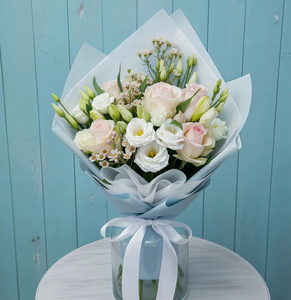 Букет цветов из: Розы и Лизиантусы в Норильске