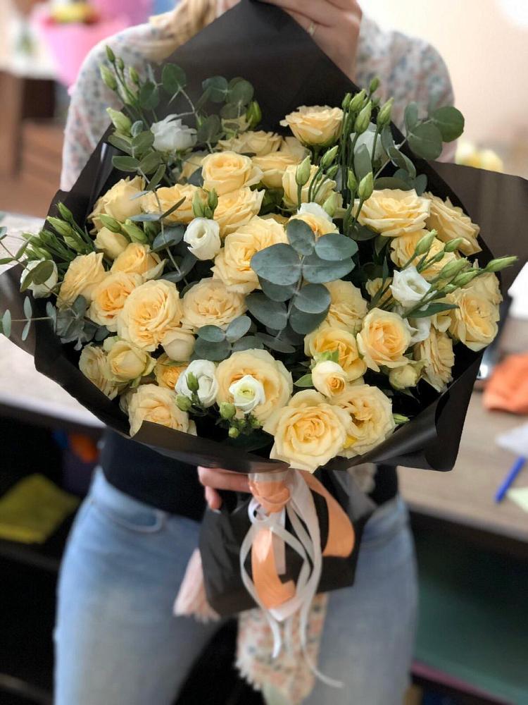 Букет цветов из: Розы и Лизиантусы в Норильске