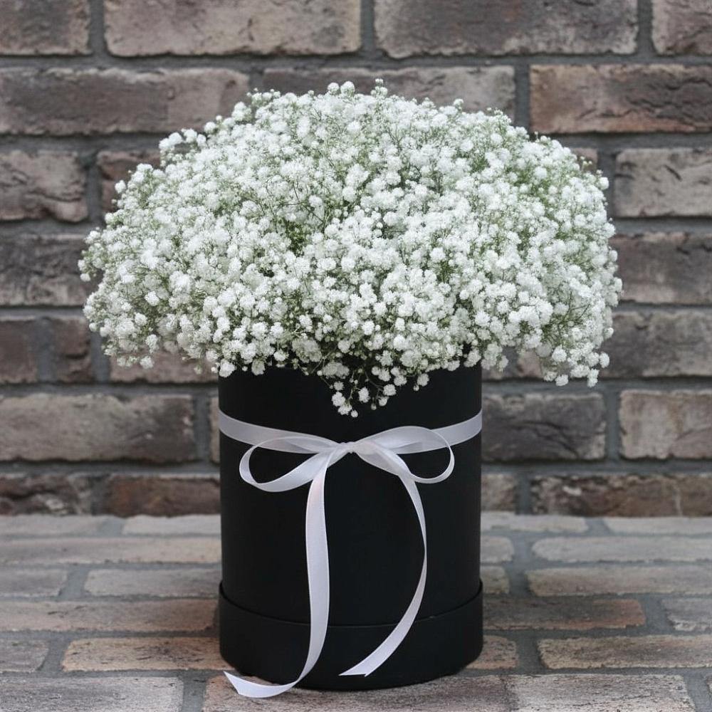 Цветочная композиция из Гипсофила в шляпной коробке в Норильске