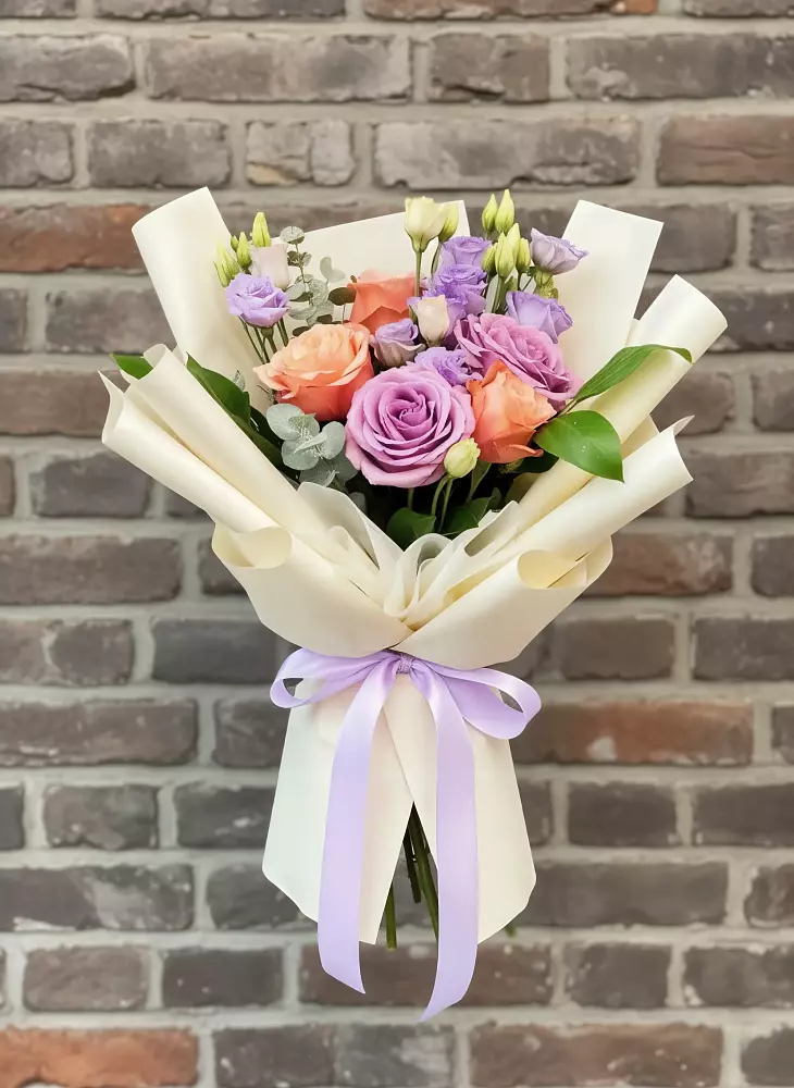 Букет цветов из: Лизиантусы и Розы в Норильске