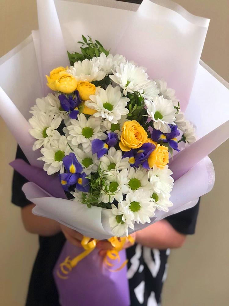Букет цветов из: Ирисы, Хризантемы и Розы в Норильске