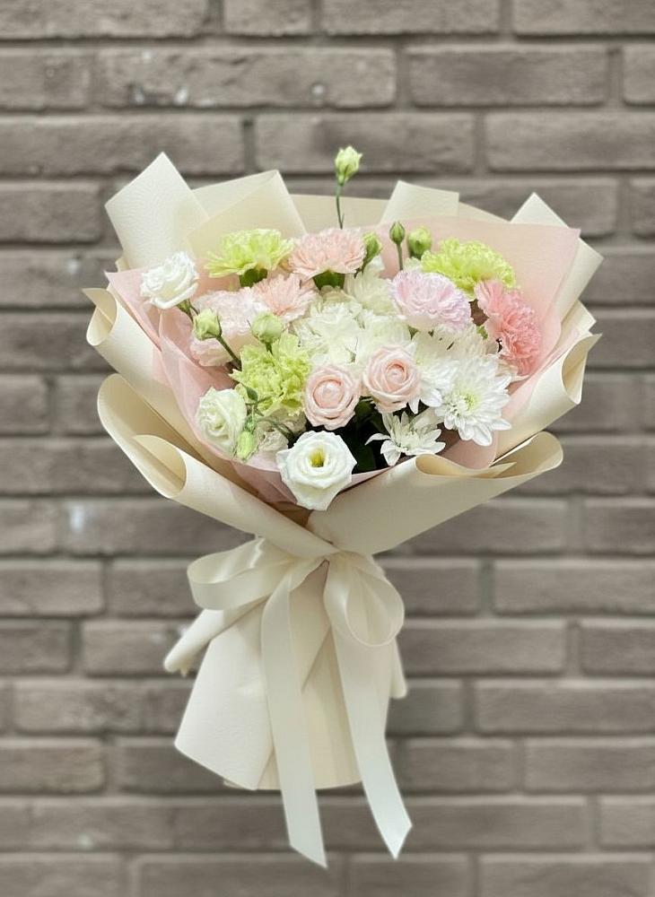 Букет цветов из: Гвоздики, Розы, Лизиантусы и Хризантемы в Норильске