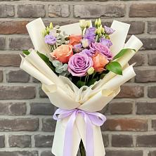 Букет цветов из:  Лизиантусы и Розы в Норильске