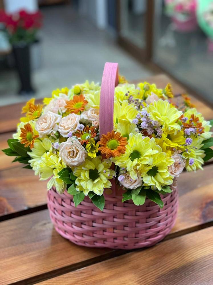 Цветочная композиция из Хризантемы и Розы в корзине в Норильске