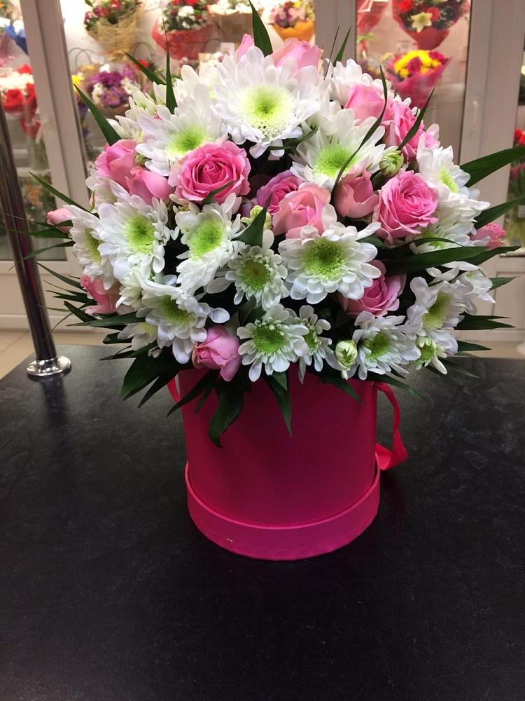 Цветочная композиция из Розы и Хризантемы в шляпной коробке в Норильске