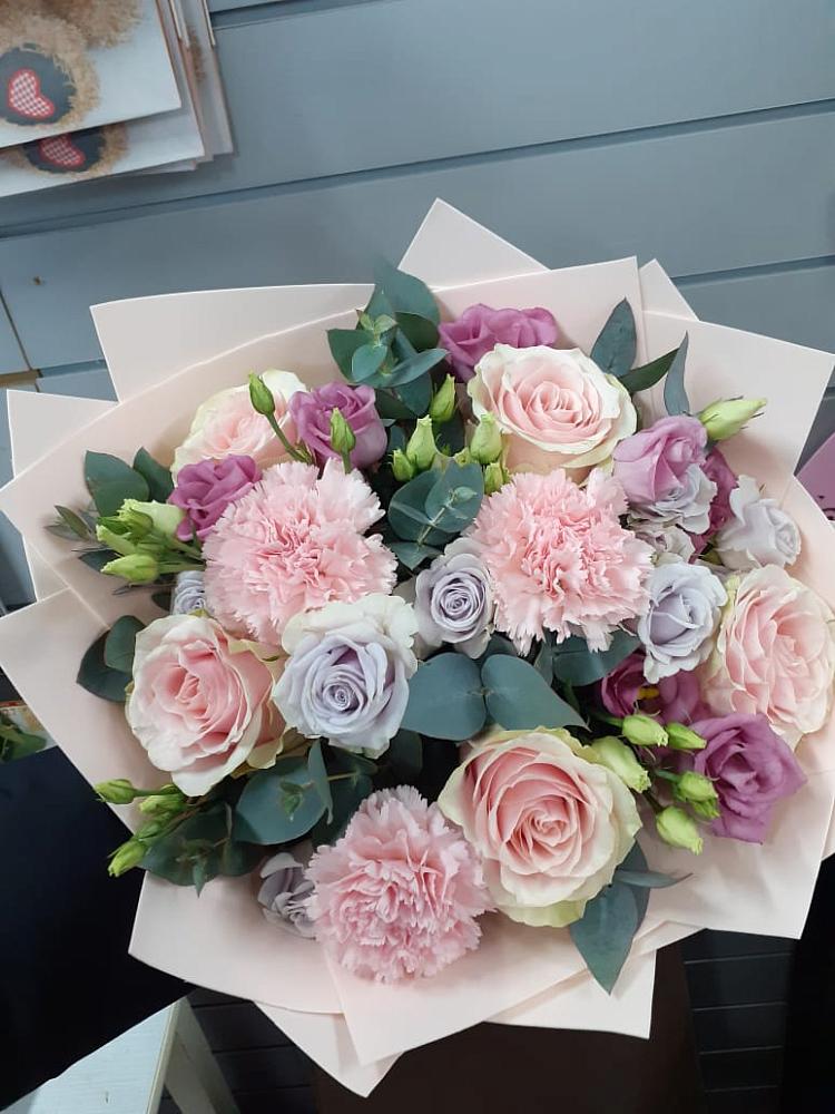 Букет цветов из: Розы, Гвоздики и Лизиантусы в Норильске