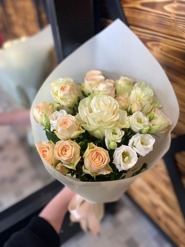 Букет цветов из: Розы и Лизиантусы в Норильске